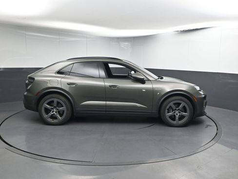 Certified 2025 Porsche Macan 4 Electric image 28