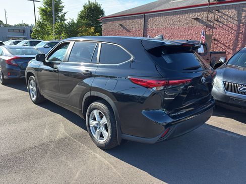 Used 2023 Toyota Highlander LE AWD/4WD image 3