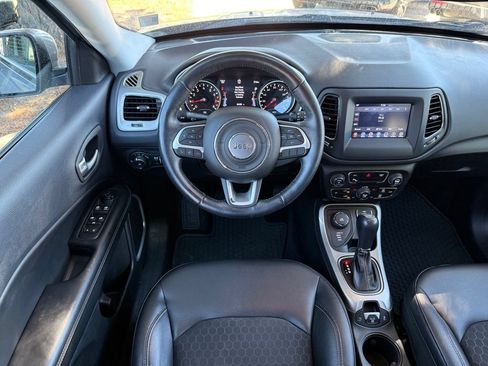 Used 2017 Jeep Compass Latitude w/ Popular Equipment Group AWD/4WD image 2