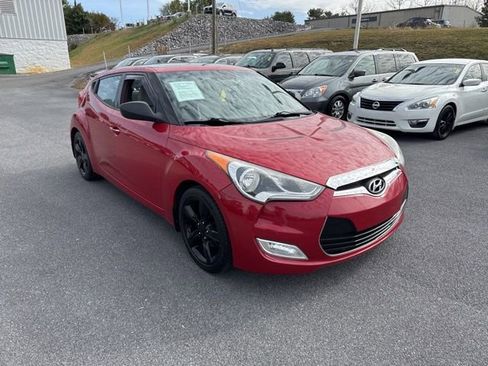 Used 2013 Hyundai Veloster w/ Style Pkg image 2