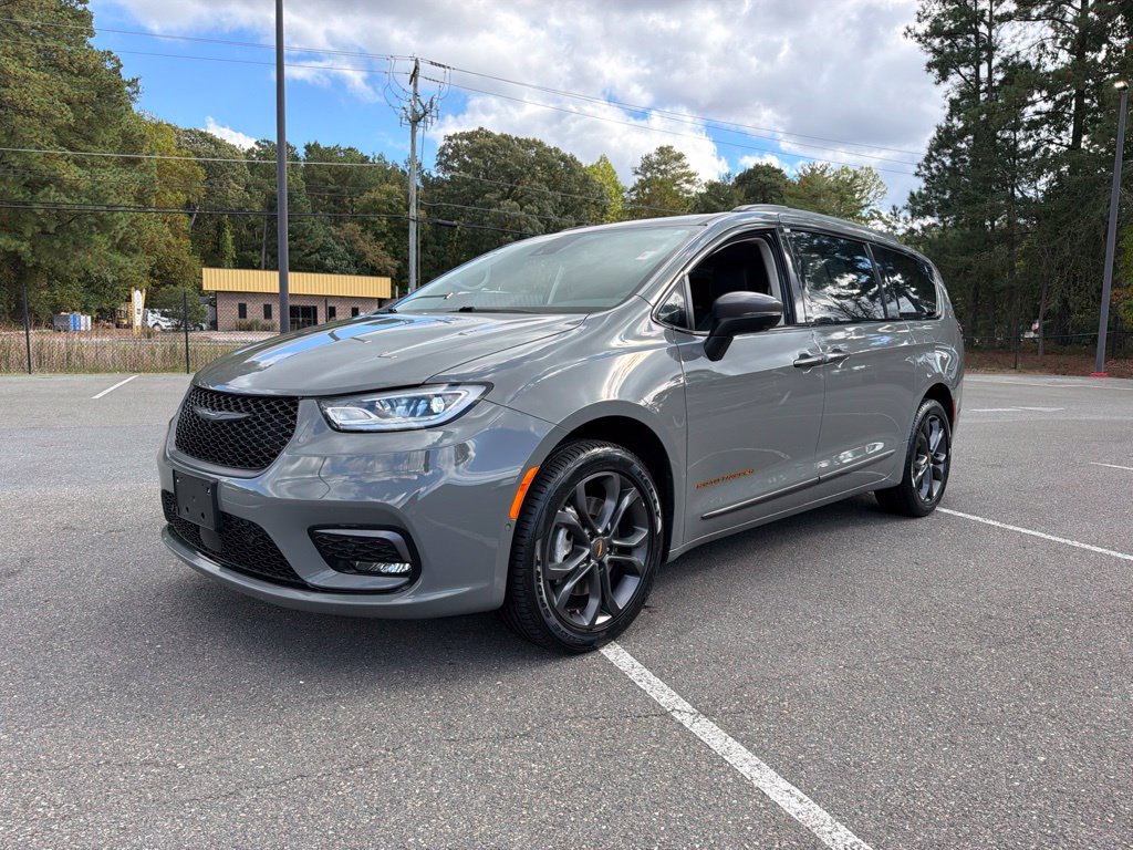 Certified 2023 Chrysler Pacifica Touring-L w/ Road Tripper Package AWD/4WD image 2