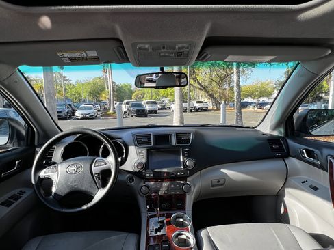 Used 2011 Toyota Highlander Limited w/ Tow Pkg image 35