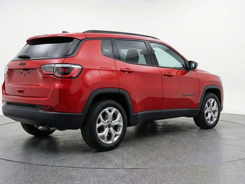 Used 2025 Jeep Compass Latitude AWD/4WD image 9