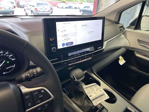 Used 2026 Toyota Sienna XLE FWD image 24