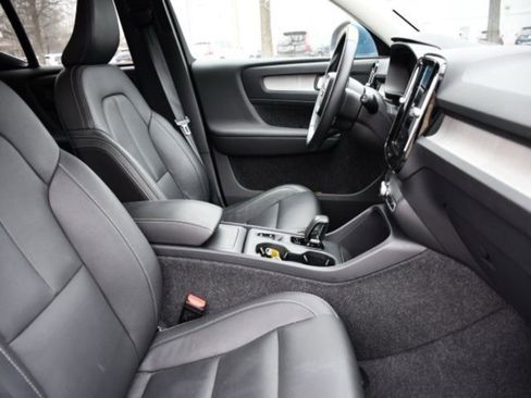 Certified 2025 Volvo XC40 B5 Core image 27