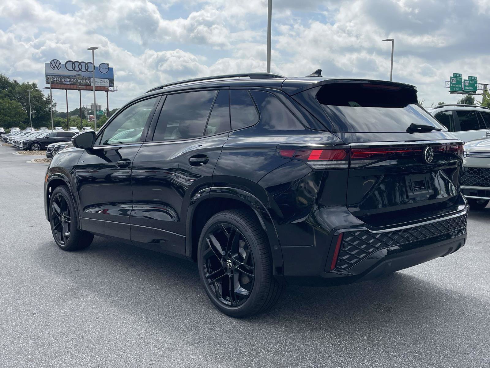 New 2026 Volkswagen Tiguan SE R-Line FWD image 5