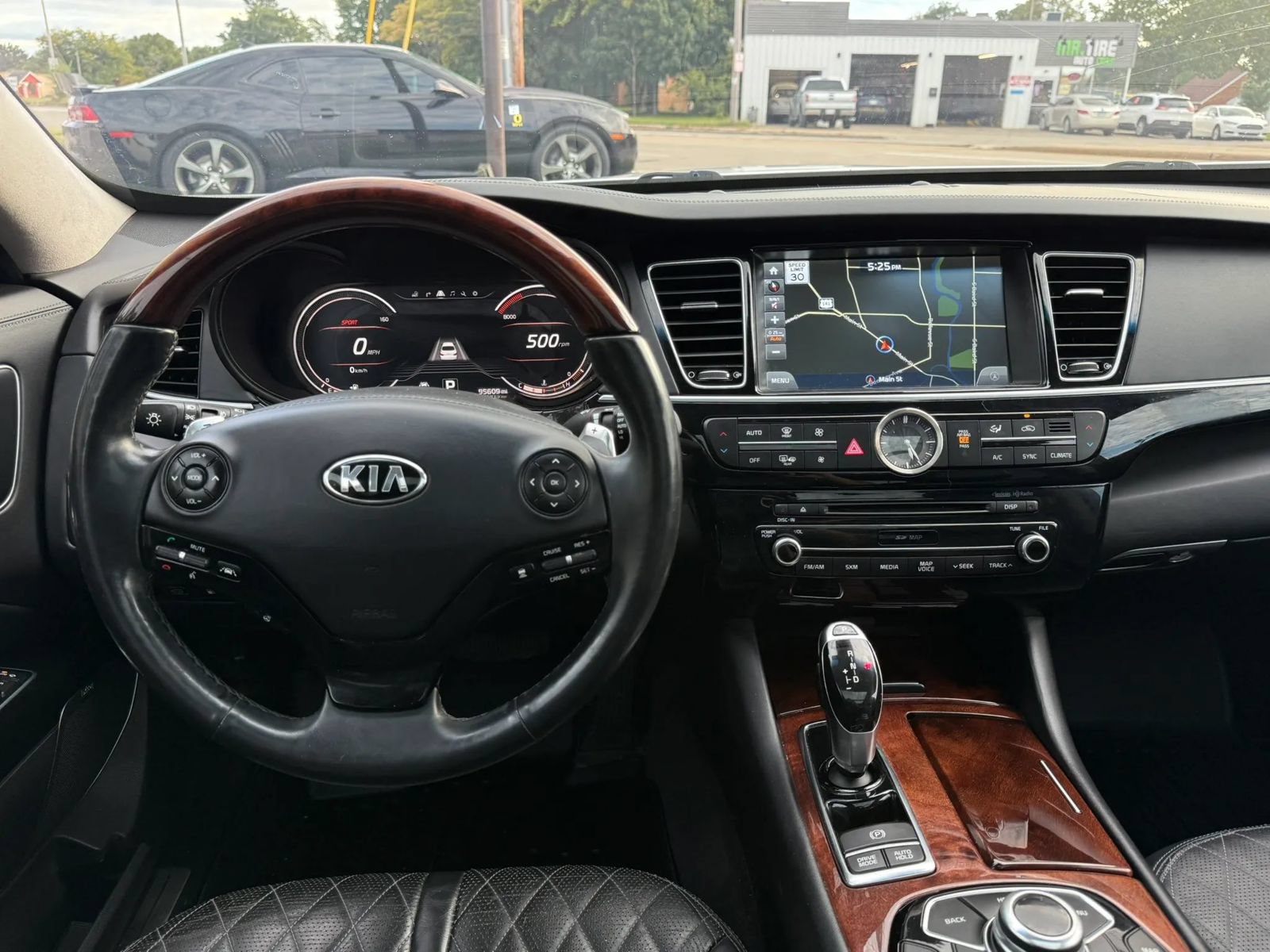 Used 2017 Kia K900 Luxury w/ VIP Plus Package RWD image 33
