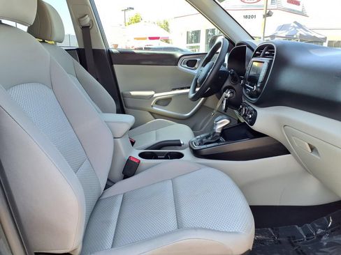 Certified 2025 Kia Soul LX w/ LX Technology Package FWD image 10