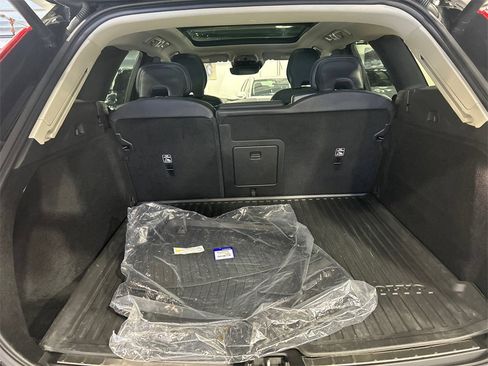 Certified 2021 Volvo XC60 T5 Momentum w/ Premium Package image 27