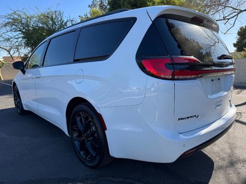 Used 2025 Chrysler Pacifica Limited FWD image 9