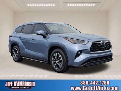 Used 2024 Toyota Highlander XLE FWD image 1