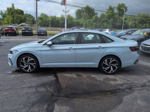 Used 2025 Volkswagen Jetta SEL FWD image 4