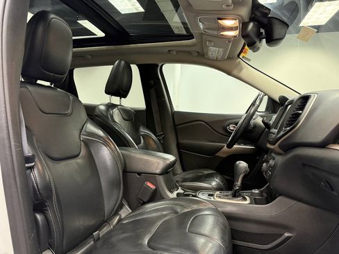 Used 2017 Jeep Cherokee Limited image 14