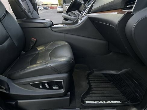 Used 2020 Cadillac Escalade ESV Luxury image 40