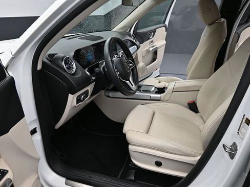 Used 2023 Mercedes-Benz GLB 250 image 9