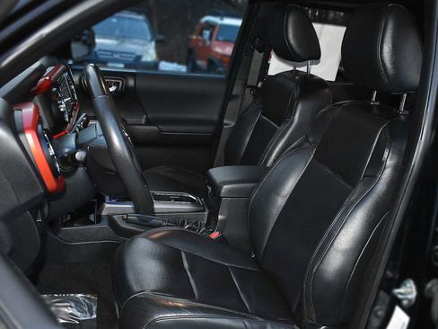 Used 2019 Toyota Tacoma TRD Sport image 8