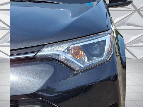 Used 2018 Toyota RAV4 XLE w/ Convenience Package AWD/4WD image 9