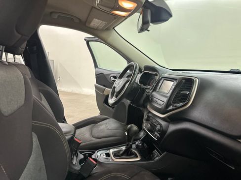 Used 2017 Jeep Cherokee Sport w/ Cold Weather Group AWD/4WD image 21