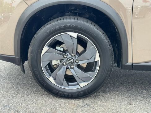 Certified 2025 Nissan Rogue SV FWD image 9