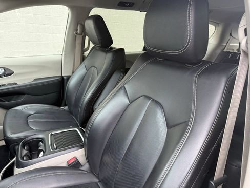 Used 2023 Chrysler Pacifica Touring-L FWD image 20