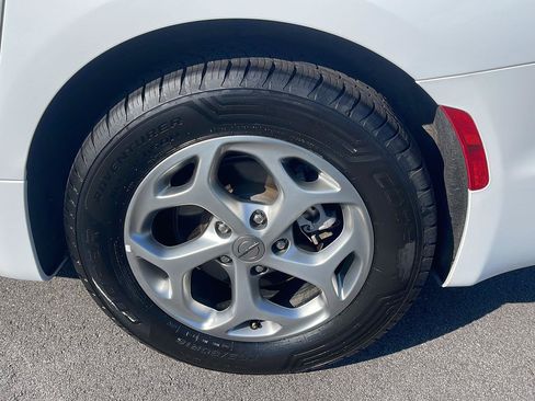 Used 2023 Chrysler Pacifica Limited FWD image 12