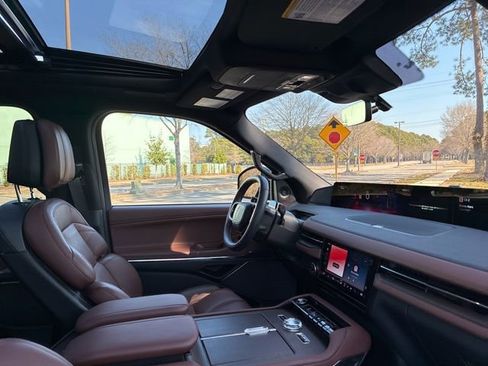 Certified 2025 Lincoln Navigator Reserve image 24