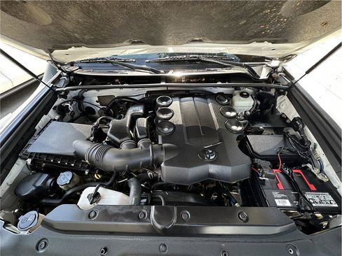 Used 2020 Toyota 4Runner SR5 AWD/4WD image 32