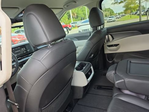 Certified 2022 Kia Carnival LX FWD image 10