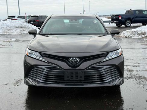 Used 2018 Toyota Camry XLE image 2