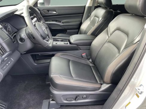 New 2025 Nissan Pathfinder SL image 24