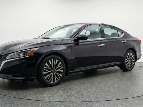 Used 2025 Nissan Altima 2.5 SV FWD image 3