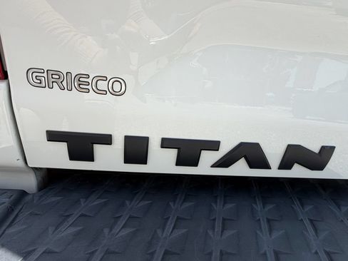 Used 2024 Nissan Titan 4x4 Crew Cab image 10