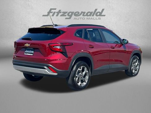Used 2025 Chevrolet Trax LT FWD image 7