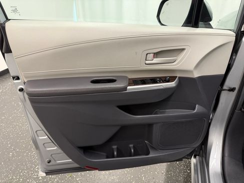 Used 2024 Toyota Sienna LE AWD/4WD image 9