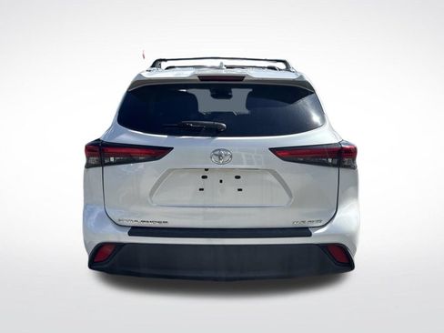 Used 2022 Toyota Highlander XLE AWD/4WD image 6