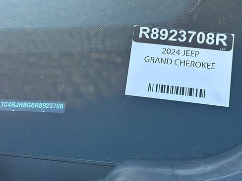 Used 2024 Jeep Grand Cherokee Limited AWD/4WD image 2