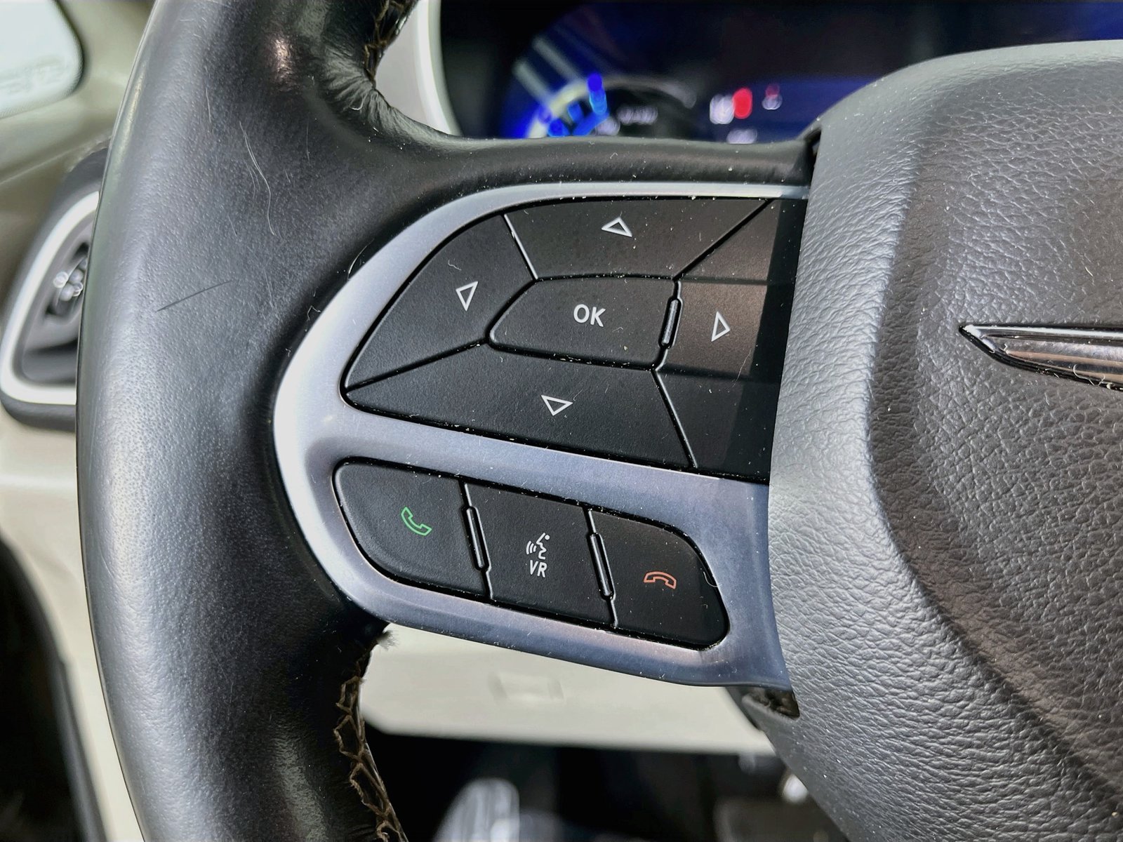 Used 2021 Chrysler Pacifica Touring-L FWD image 14