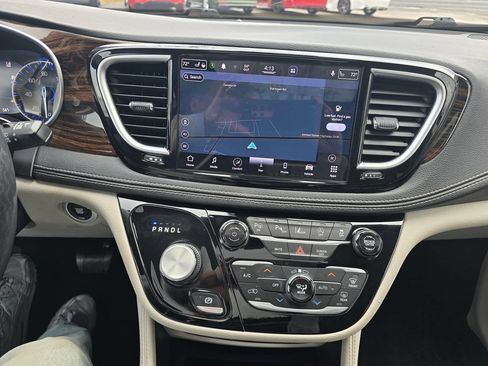 Used 2022 Chrysler Pacifica Limited image 25