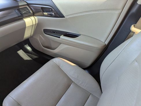 Used 2017 Honda Accord Touring image 13
