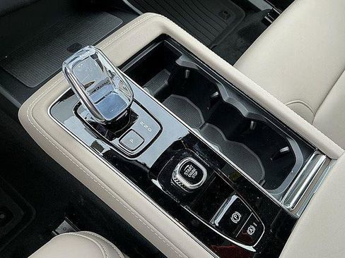 New 2026 Volvo XC90 T8 Plus w/ Protection Package Premier AWD/4WD image 18
