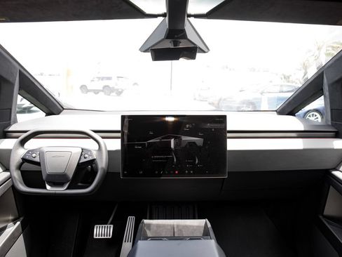 Used 2025 Tesla Cybertruck AWD Crew Cab image 18