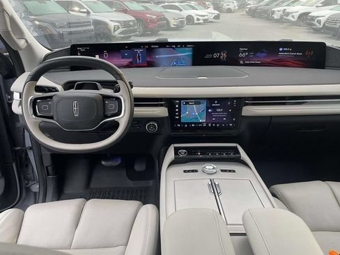 Used 2025 Lincoln Navigator Reserve AWD/4WD image 5