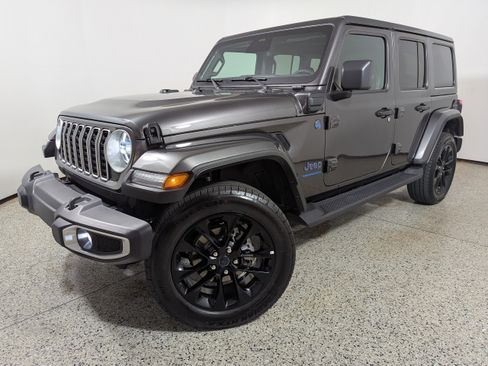 Used 2025 Jeep Wrangler Sahara AWD/4WD image 41