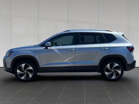 Used 2025 Volkswagen Taos SE AWD/4WD image 2