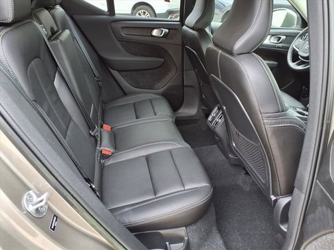 Used 2022 Volvo XC40 T5 Momentum w/ Premium Package image 13