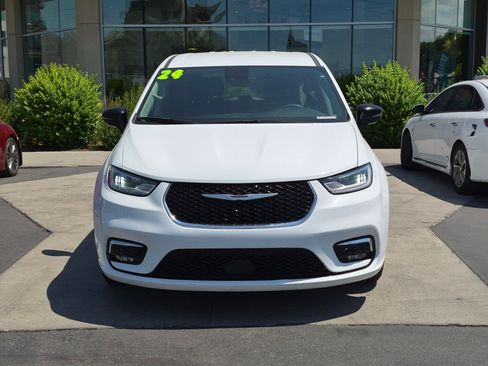 Used 2024 Chrysler Pacifica Touring-L FWD image 10