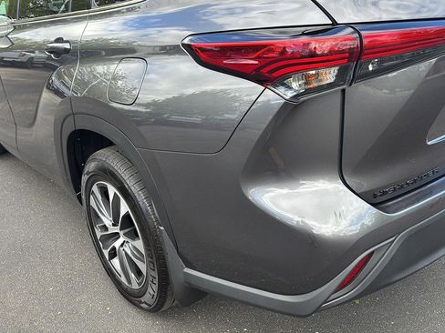 Used 2022 Toyota Highlander XLE AWD/4WD image 24