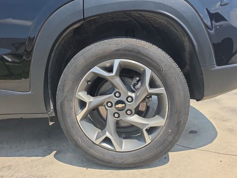 Used 2025 Chevrolet Trax LT FWD image 17