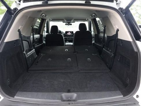 Certified 2025 Nissan Pathfinder SV FWD image 9