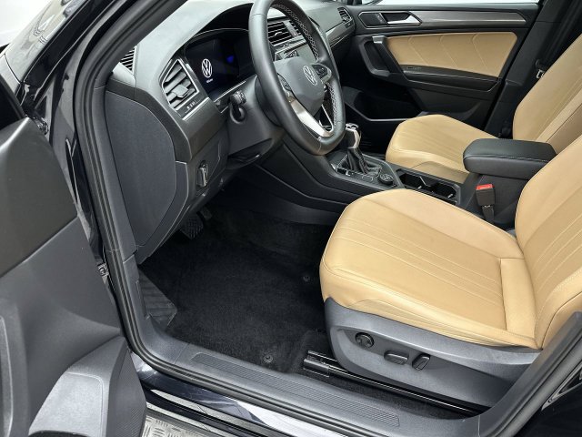 Used 2024 Volkswagen Tiguan SE AWD/4WD image 11
